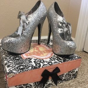 SILVER BOW HEELS🎀